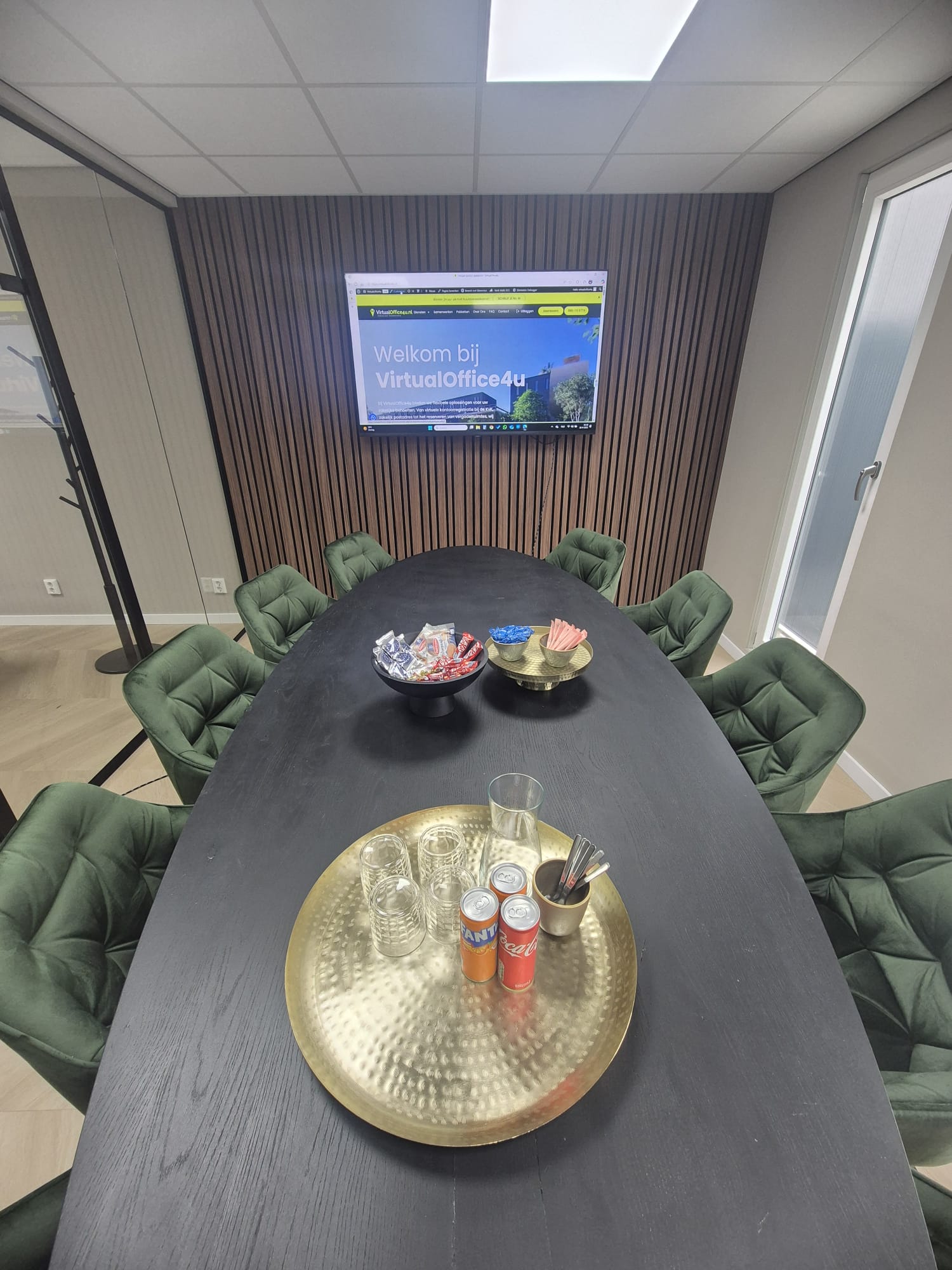 Luxe representatieve vergaderruimte met moderne faciliteiten voor professionele zakelijke meetings